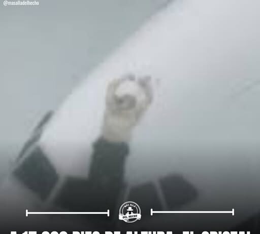 A 17,000 pies de altura, el cristal se rompió… Y el capitán fue succionado fuera del avión